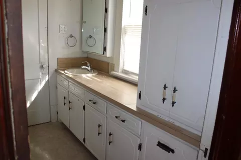 Bath - 710 E 14th Ave, Winfield, KS 67156 photo 3 of 4