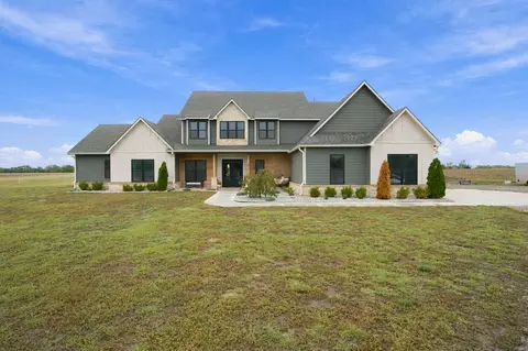 2111 S Yoder Cir, Garden Plain, KS 67050