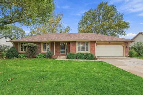 701 E Dover Dr, Valley Center, KS 67147