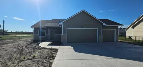 1621 Midway Ct, Valley Center, KS 67147
