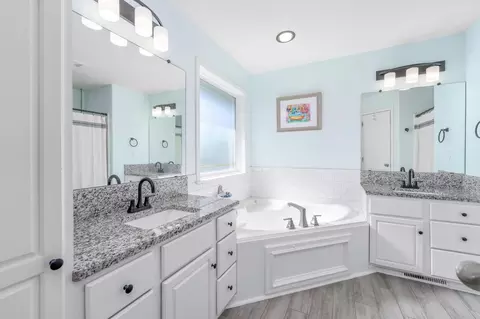 Bath - 333 E Quail Ridge St, Mulvane, KS 67110 photo 1 of 5