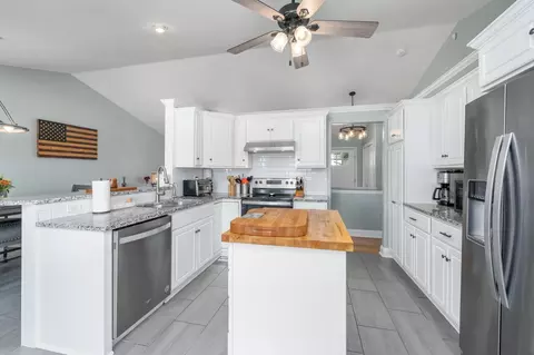 Kitchen - 333 E Quail Ridge St, Mulvane, KS 67110 photo 2 of 4
