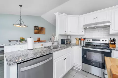 Kitchen - 333 E Quail Ridge St, Mulvane, KS 67110 photo 3 of 4