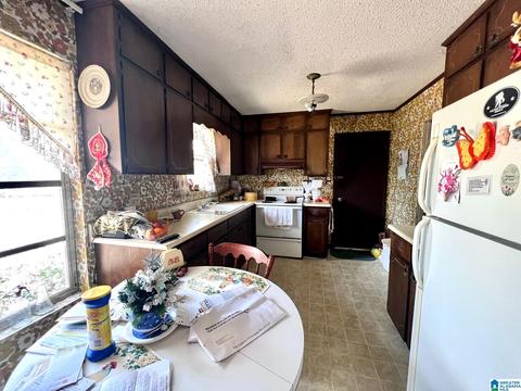 202 Sherry Dr, Centre, AL 35960 photo 4