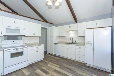 Kitchen - 36 Bart Cir, Alabaster, AL 35007 photo 2 of 4