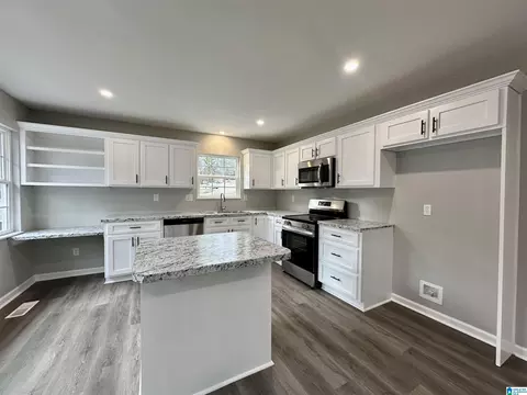 Kitchen - 423 Spring Trl, Warrior, AL 35180 photo 6 of 12