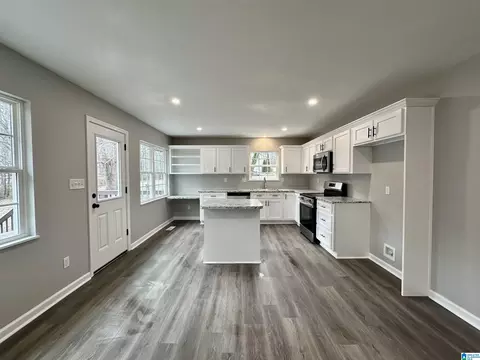 Kitchen - 423 Spring Trl, Warrior, AL 35180 photo 2 of 12