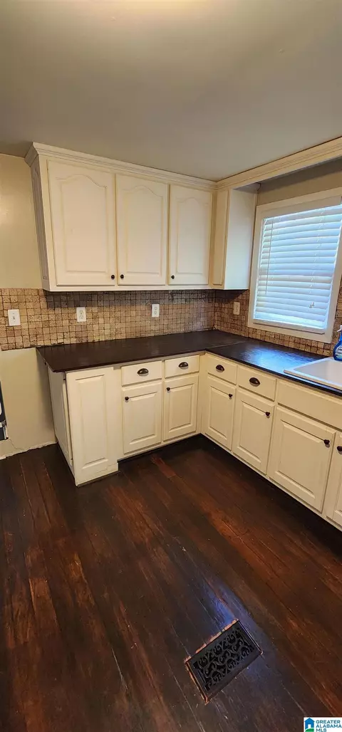 209 E 5th Ave, Oneonta, AL 35121 photo 5
