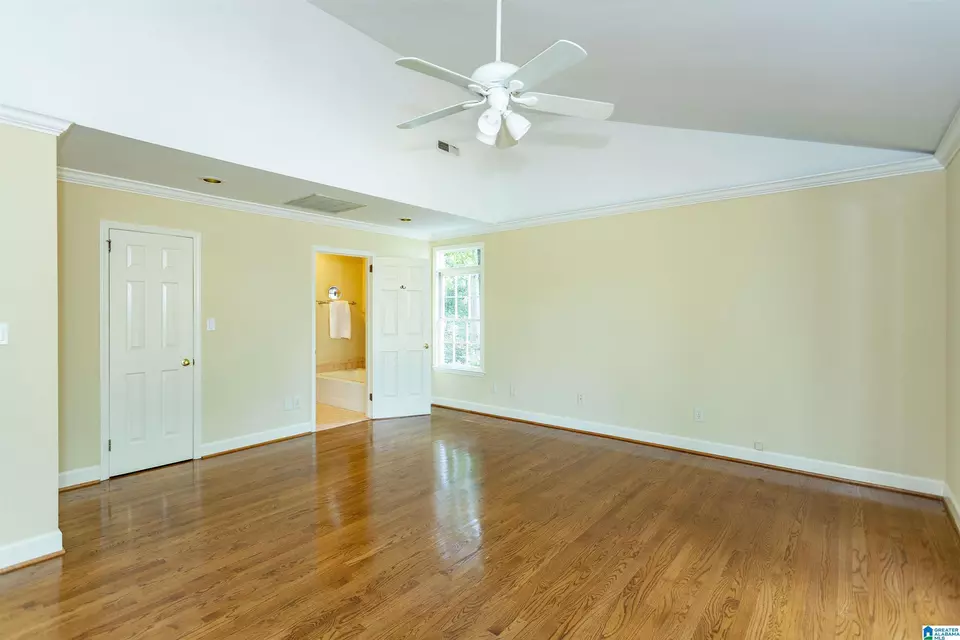 Bedroom - 1013 Vista Cir, Vestavia Hills, AL 35216 photo 3 of 7