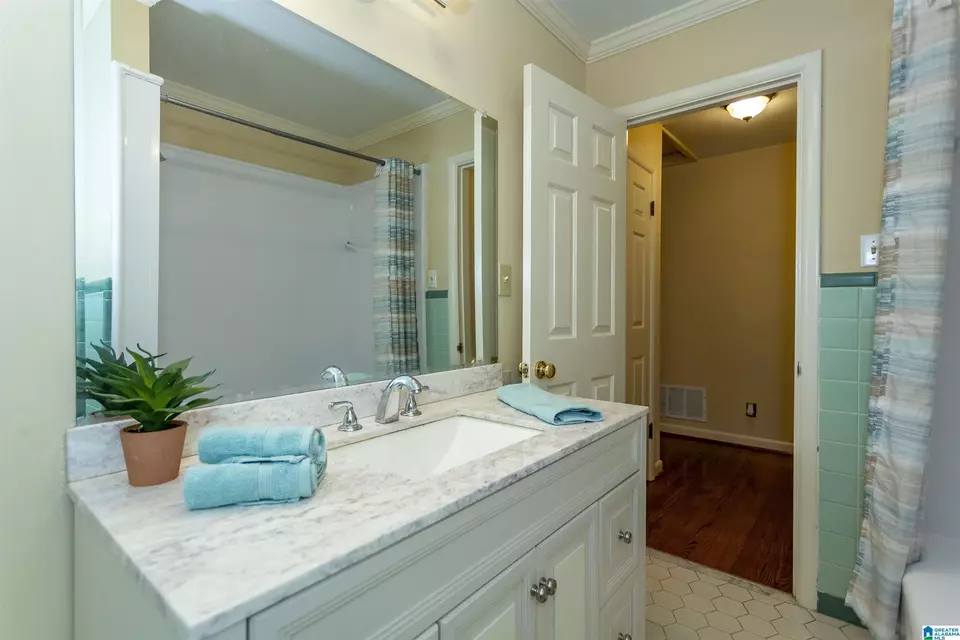 Bath - 1013 Vista Cir, Vestavia Hills, AL 35216 photo 8 of 11