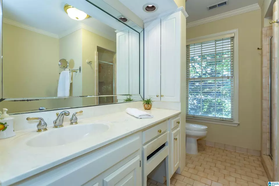 Bath - 1013 Vista Cir, Vestavia Hills, AL 35216 photo 4 of 11