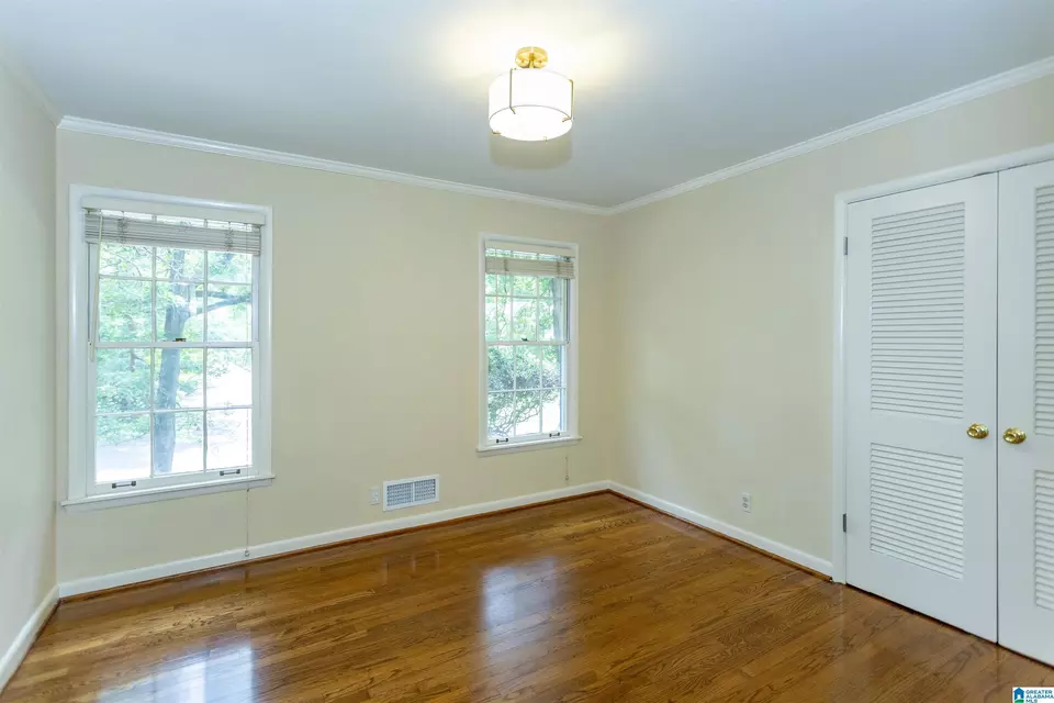 Bedroom - 1013 Vista Cir, Vestavia Hills, AL 35216 photo 2 of 7