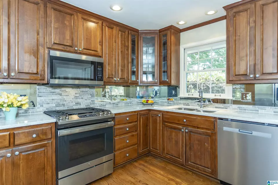Kitchen - 1013 Vista Cir, Vestavia Hills, AL 35216 photo 5 of 6