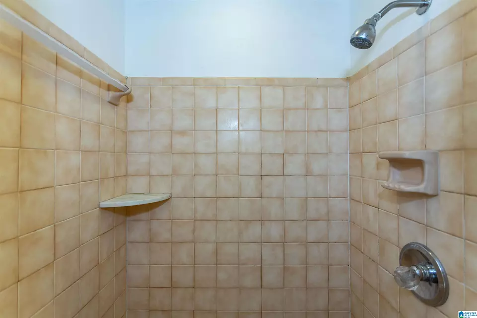 Bath - 1013 Vista Cir, Vestavia Hills, AL 35216 photo 2 of 11