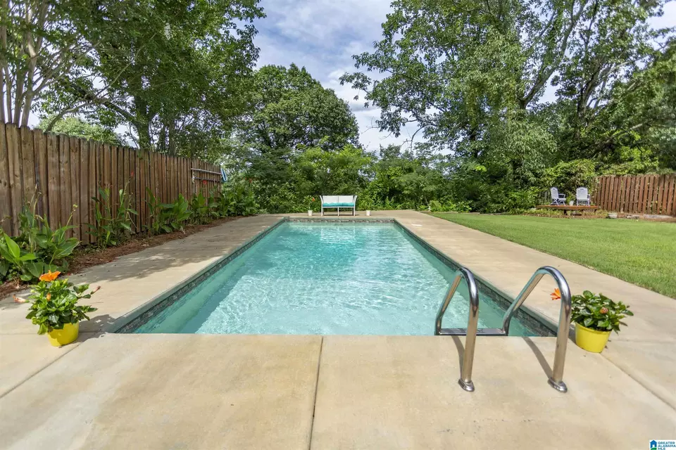 Exterior - 1013 Vista Cir, Vestavia Hills, AL 35216 photo 13 of 16