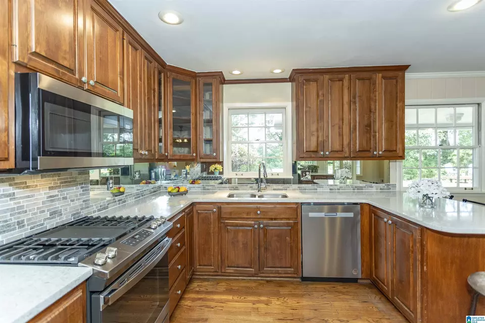 Kitchen - 1013 Vista Cir, Vestavia Hills, AL 35216 photo 2 of 6