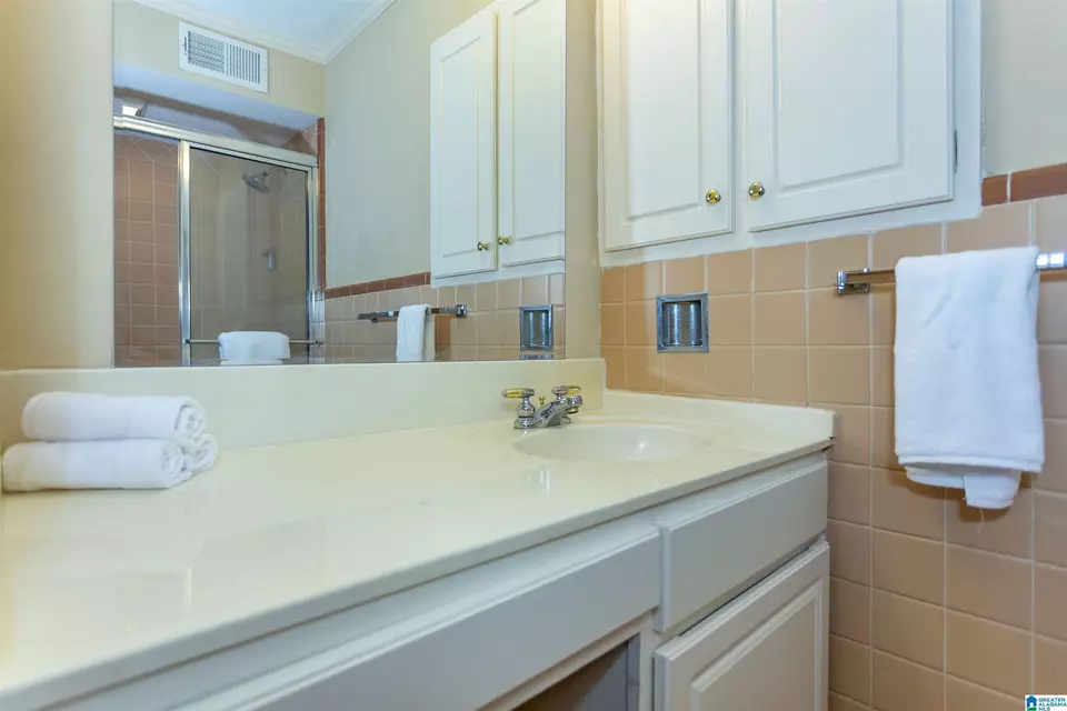 Bath - 1013 Vista Cir, Vestavia Hills, AL 35216 photo 9 of 11