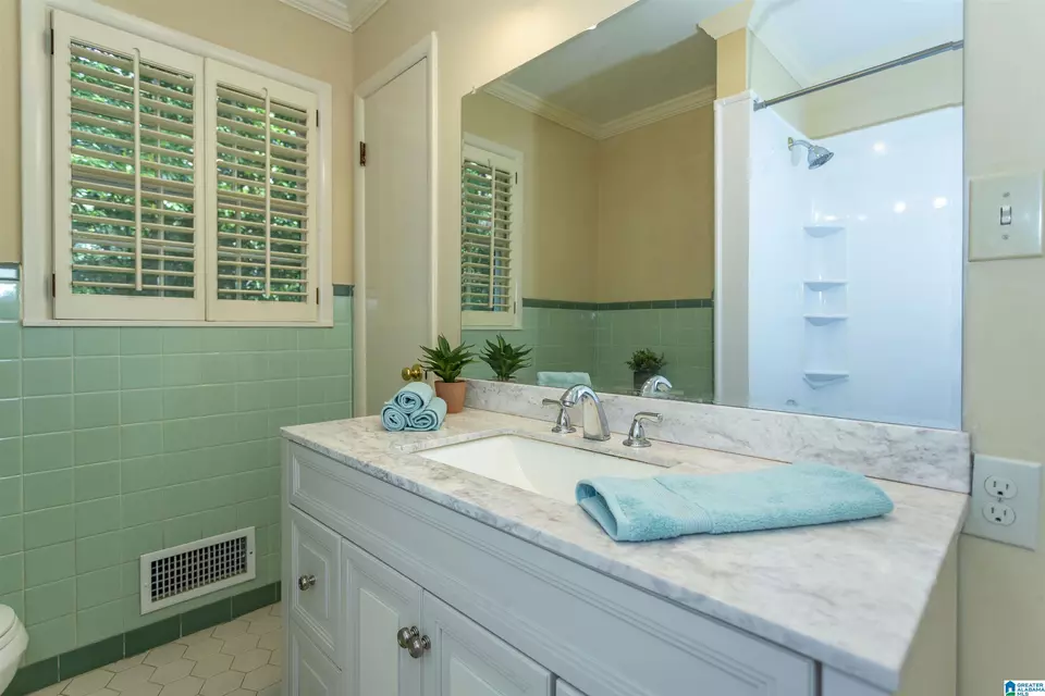 Bath - 1013 Vista Cir, Vestavia Hills, AL 35216 photo 6 of 11