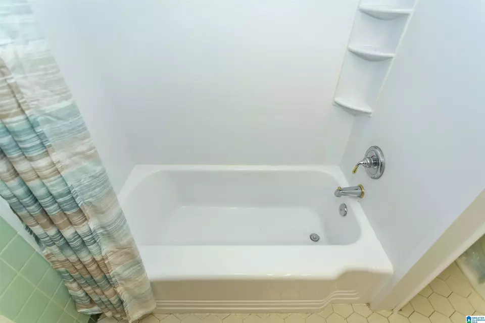 Bath - 1013 Vista Cir, Vestavia Hills, AL 35216 photo 7 of 11