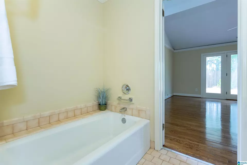 Bath - 1013 Vista Cir, Vestavia Hills, AL 35216 photo 3 of 11