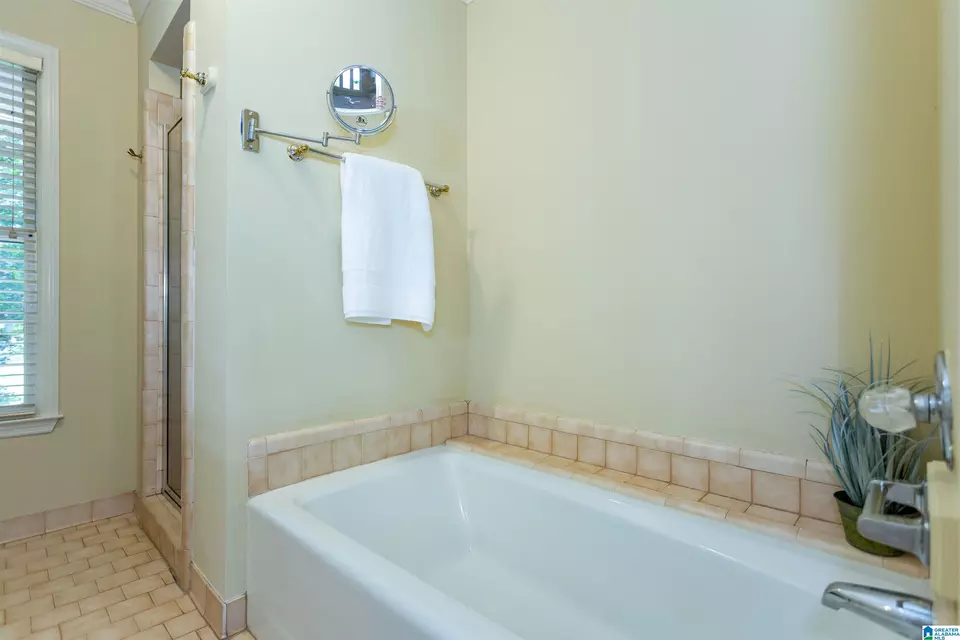 Bath - 1013 Vista Cir, Vestavia Hills, AL 35216 photo 5 of 11