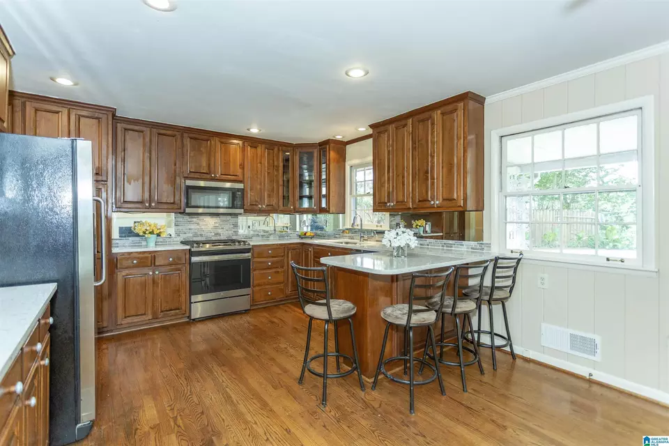 Kitchen - 1013 Vista Cir, Vestavia Hills, AL 35216 photo 4 of 6