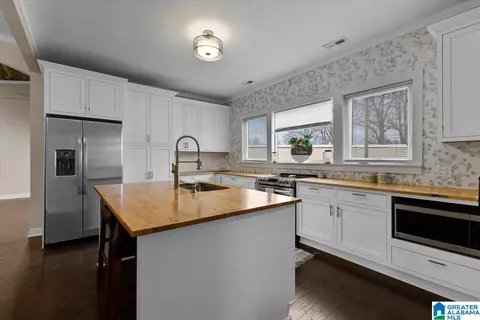 Kitchen - 301 Adams Ave E, Oneonta, AL 35121 photo 2 of 4