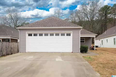 Exterior - 531 E 6th Ave, Oneonta, AL 35121 photo 4 of 5