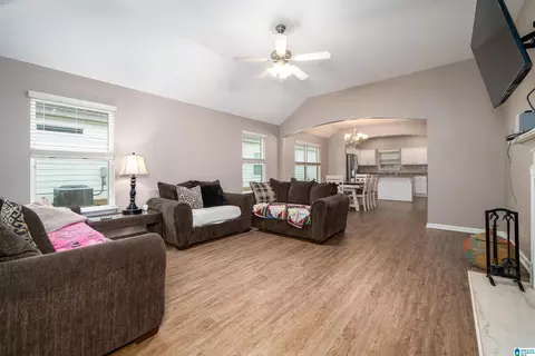 Entry Way - 531 E 6th Ave, Oneonta, AL 35121 photo 2 of 3