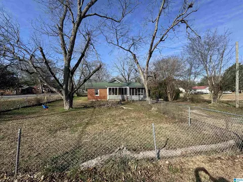 Exterior - 401 17th St N, Clanton, AL 35045 photo 3 of 5