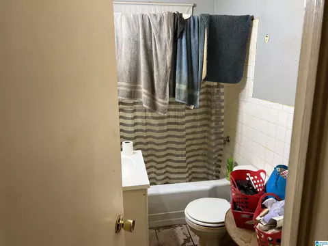 Bath - 605 18th St E, Jasper, AL 35501 photo 3 of 4