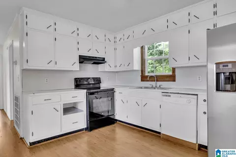 Kitchen - 8 Fieldview Dr, Oneonta, AL 35121 photo 1 of 2