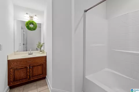 Bath - 2043 Maplewood Ln, Clanton, AL 35045 photo 2 of 3