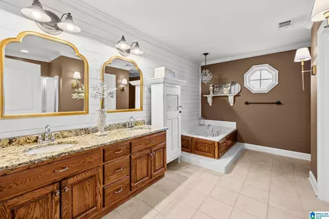 Bath - 2043 Maplewood Ln, Clanton, AL 35045 photo 1 of 3