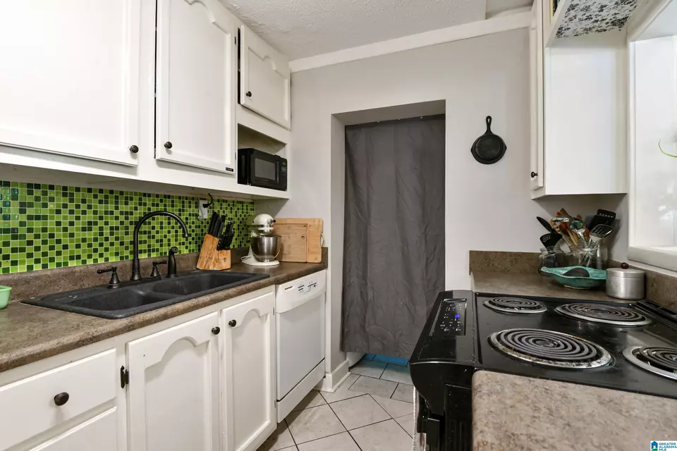 Kitchen - 1700 Valley Ave #D, Homewood, AL 35209 photo 5 of 7