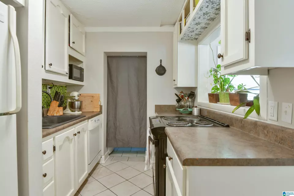 Kitchen - 1700 Valley Ave #D, Homewood, AL 35209 photo 2 of 7