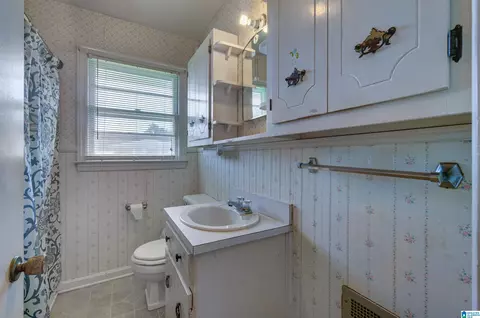 Bath - 203 Parrish Ave, Clanton, AL 35045 photo 1 of 3
