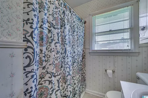 Bath - 203 Parrish Ave, Clanton, AL 35045 photo 2 of 3