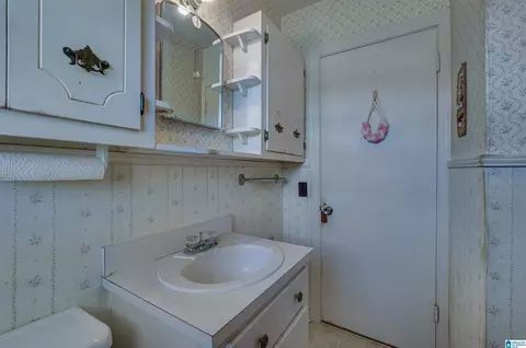 Bath - 203 Parrish Ave, Clanton, AL 35045 photo 3 of 3