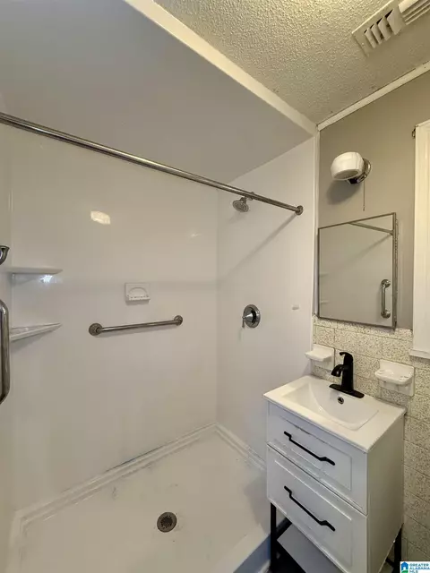 Bath - 1006 2nd Ave N, Clanton, AL 35045 photo 1 of 2