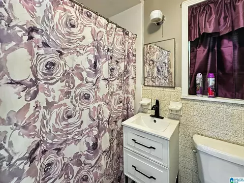 Bath - 1006 2nd Ave N, Clanton, AL 35045 photo 2 of 2