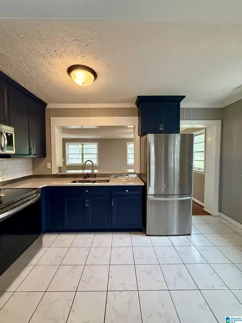 Kitchen - 1006 2nd Ave N, Clanton, AL 35045 photo 4 of 7