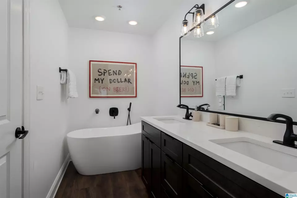 Bath - 601 Greensboro Ave #500, Tuscaloosa, AL 35401 photo 5 of 9