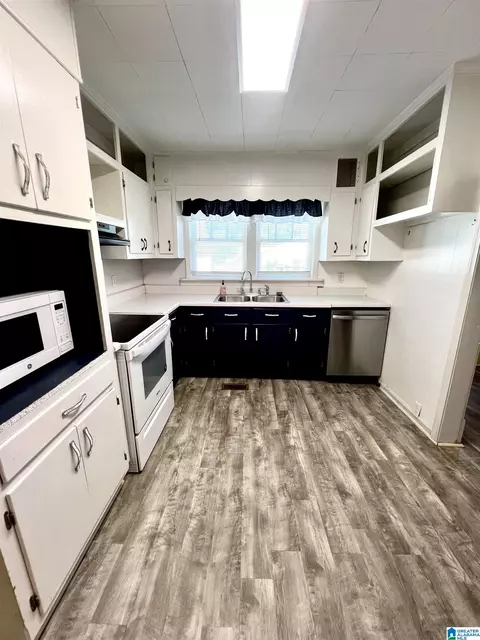 Kitchen - 703 Hand St, Clanton, AL 35045 photo 2 of 3