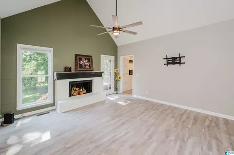 Living - 100 Camille Ct, Clanton, AL 35045 photo 2 of 4