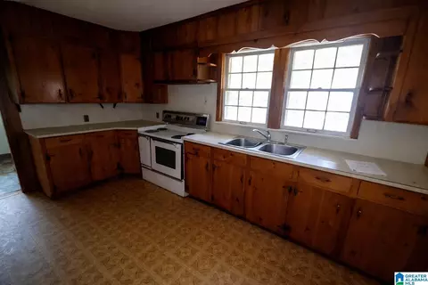 Kitchen - 464 Johnny Shipp Rd, Warrior, AL 35180 photo 1 of 2