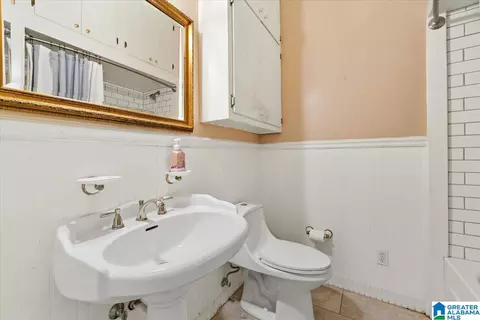 Bath - 106 4th Ave E, Oneonta, AL 35121 photo 1 of 1