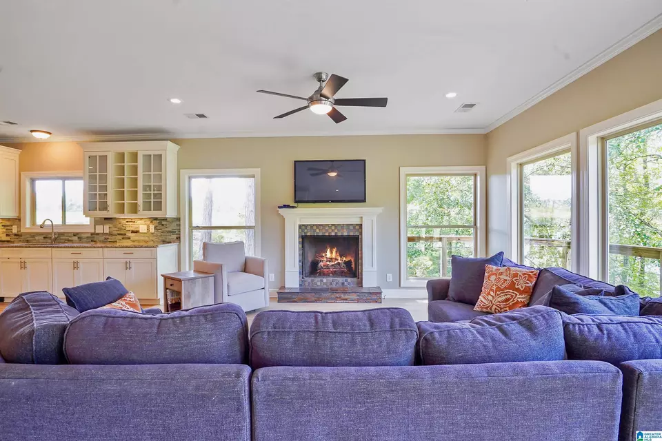 Living - 290 Paint Creek Overlook, Sylacauga, AL 35151 photo 4 of 9