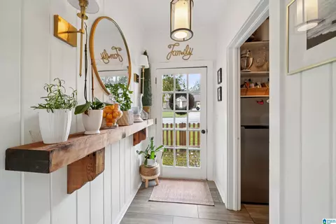 Entry Way - 400 4th Ave, Oneonta, AL 35121 photo 1 of 2