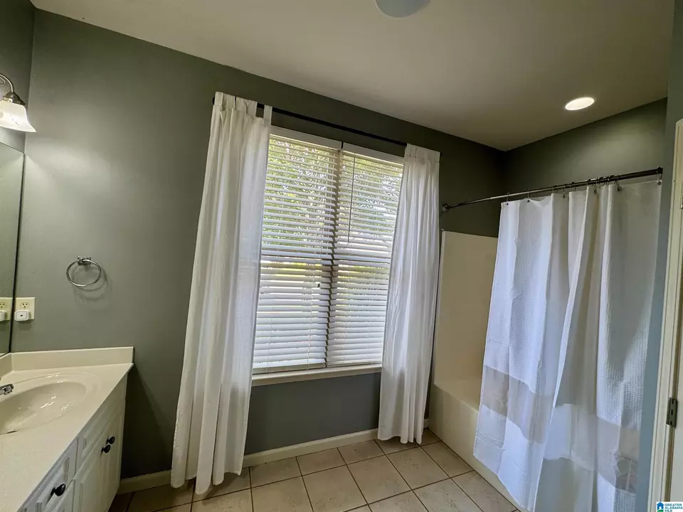 Bath - 1291 Washington Dr, Moody, AL 35004 photo 2 of 3